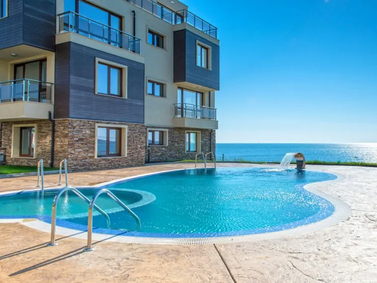 Investir dans un appartement neuf avec piscine : un choix rentable ou un luxe coûteux ?